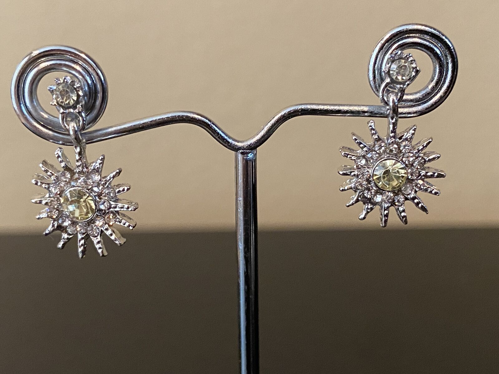 NEW - Pretty Silver And Crystal Rhinestone Star Burst Earring - Stunning - C PIX