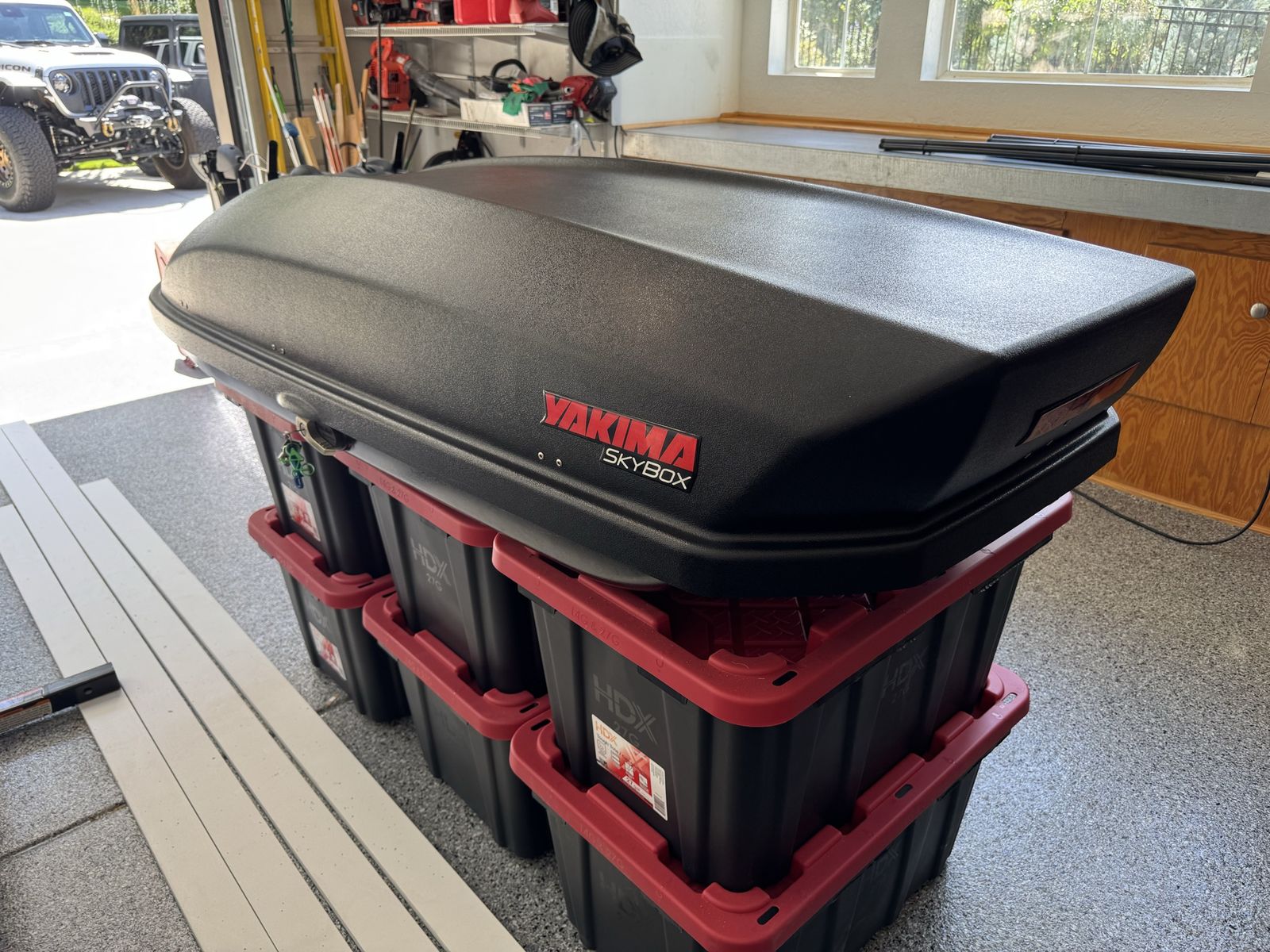Yakima SkyBox 16 Rooftop Cargo Box – Like New