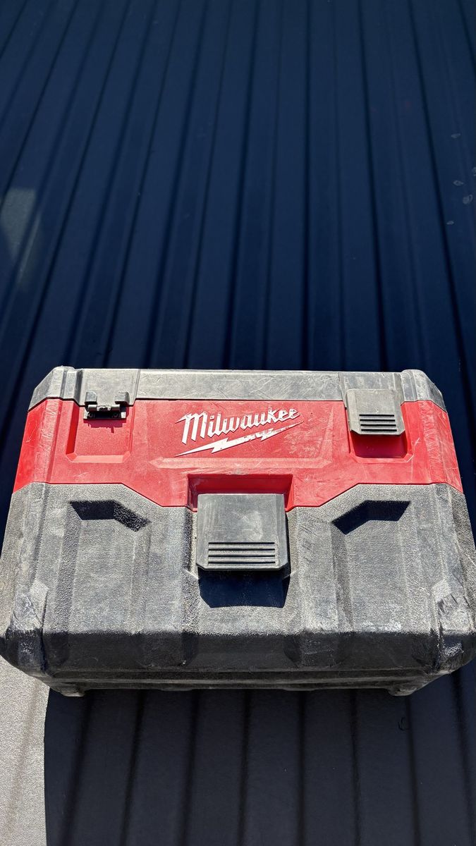 Milwaukee M18 Cordless Wet/Dry Vacuum Box