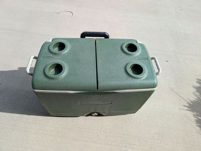 Nice and Large 45QT Rubbermaid Camping Cooler lightly used with wheels