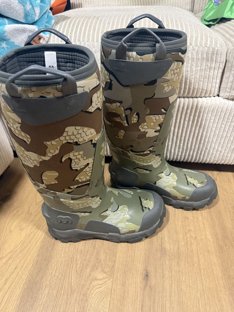 Kuiu boots size 10