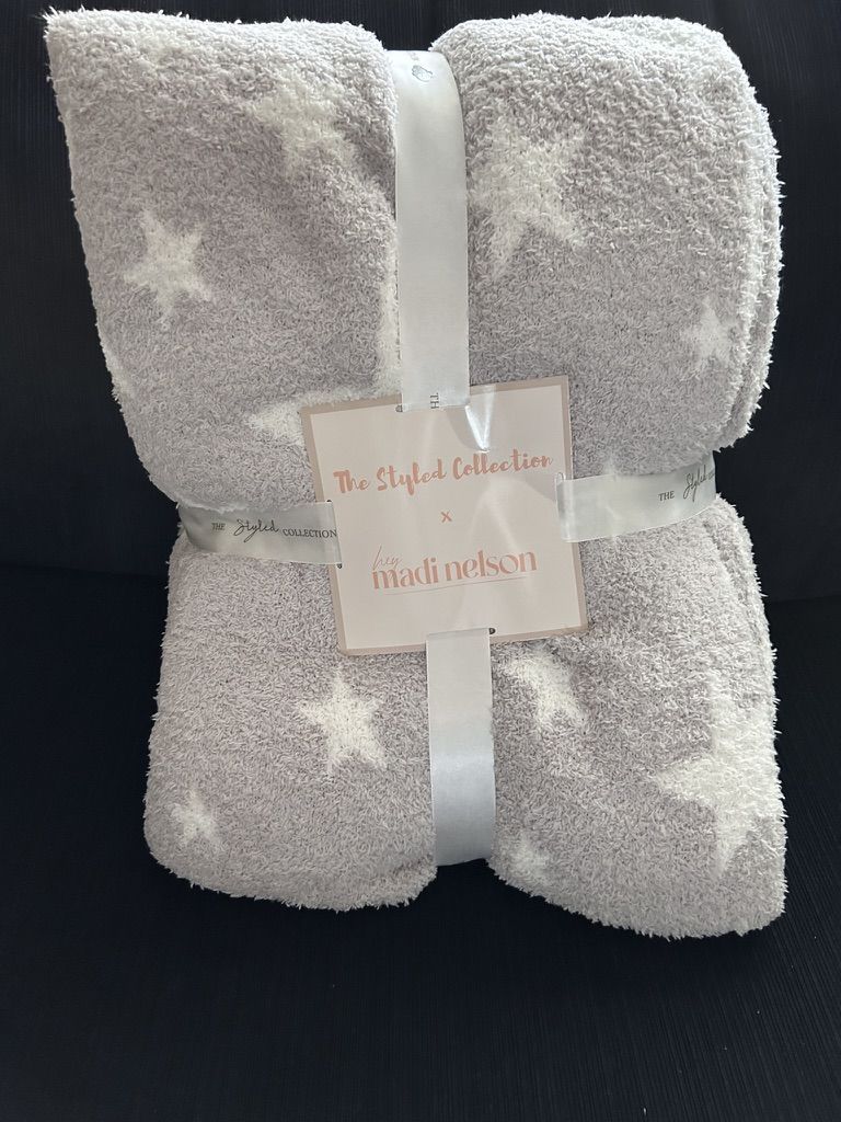 Gray blanket with white stars - The Style collection by Madi Nelson
