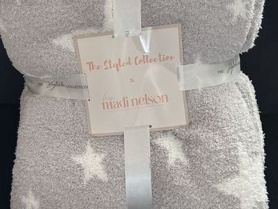 Gray blanket with white stars - The Style collection by Madi Nelson
