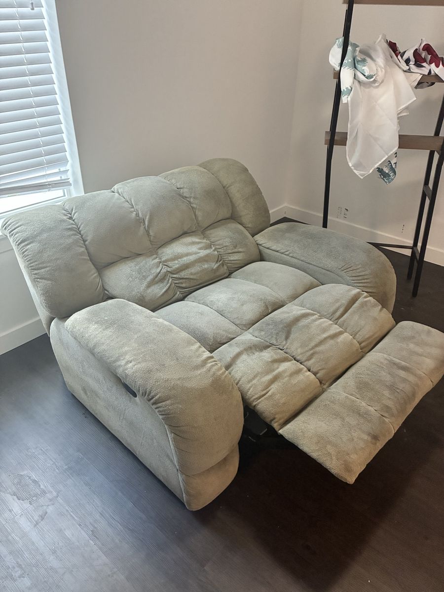 Electric Reclining Loveseat. Motorized. Good condition