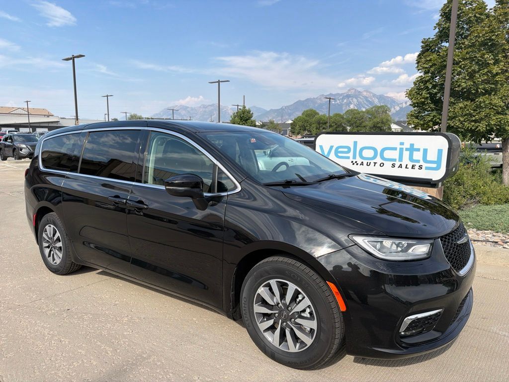 2023 Chrysler Pacifica Plug-In Hybrid Touring L