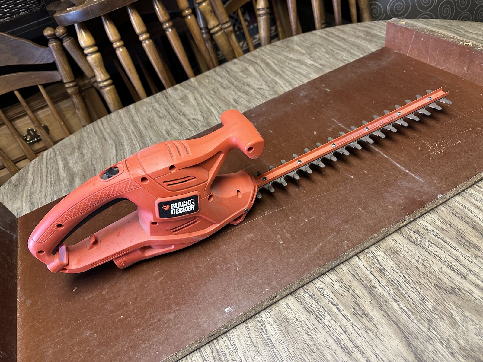 BLACK+DECKER TR116 16" 3 Amp Electric Hedge Trimme