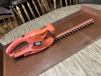 BLACK+DECKER TR116 16" 3 Amp Electric Hedge Trimme