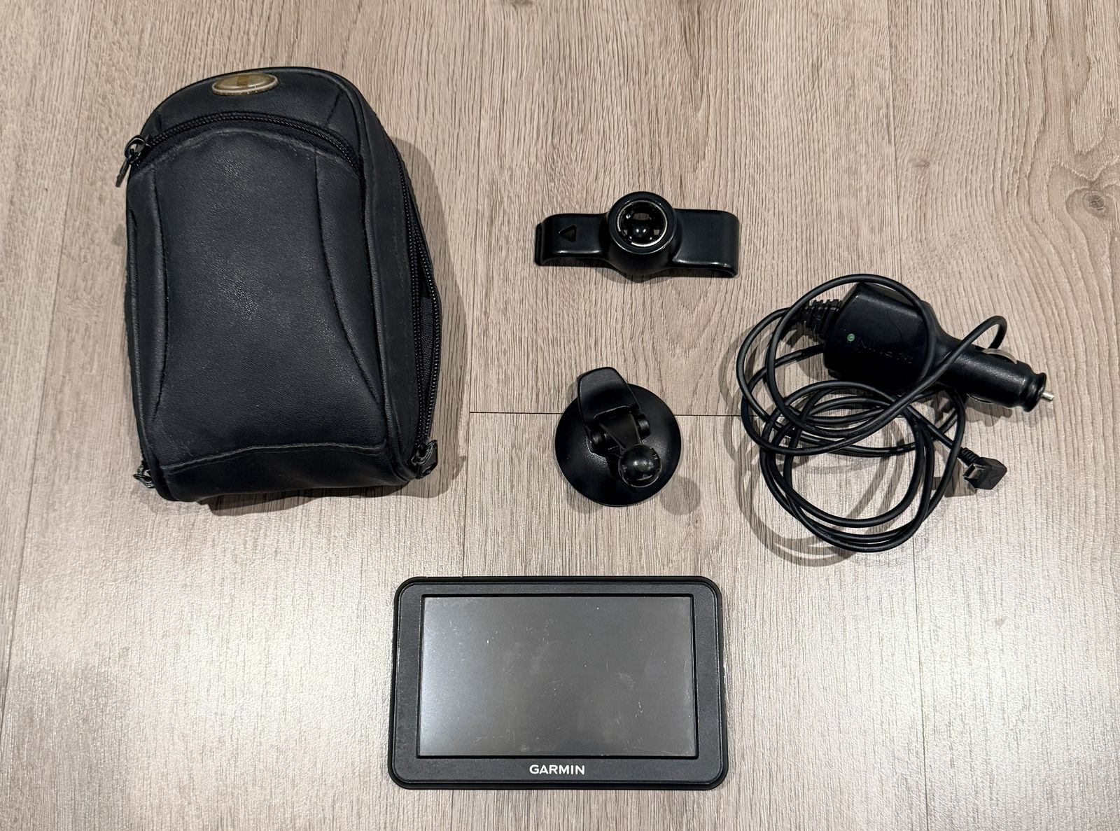 Garmin nüvi 50LM 5" GPS with Lifetime Maps - Complete Bundle, Case and Mount Included
