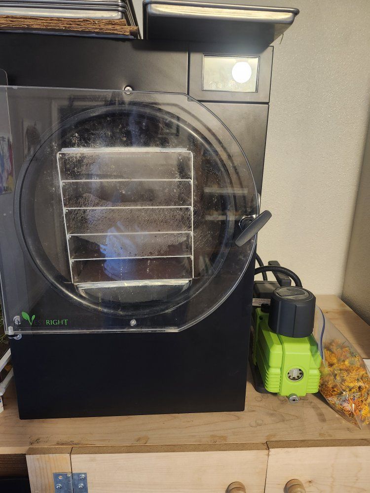 HarvestRight Large freeze dryer with Mylar Bags, Trays & Accessories - Food Storage
READ DESCRIPTION
