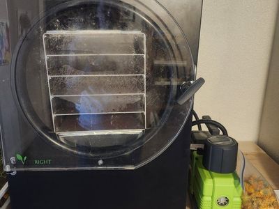 HarvestRight Large freeze dryer with Mylar Bags, Trays & Accessories - Food Storage
READ DESCRIPTION