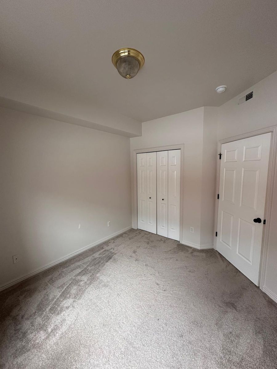 Bright, Furnished Private Room in Central Apartment (Utilities Included)