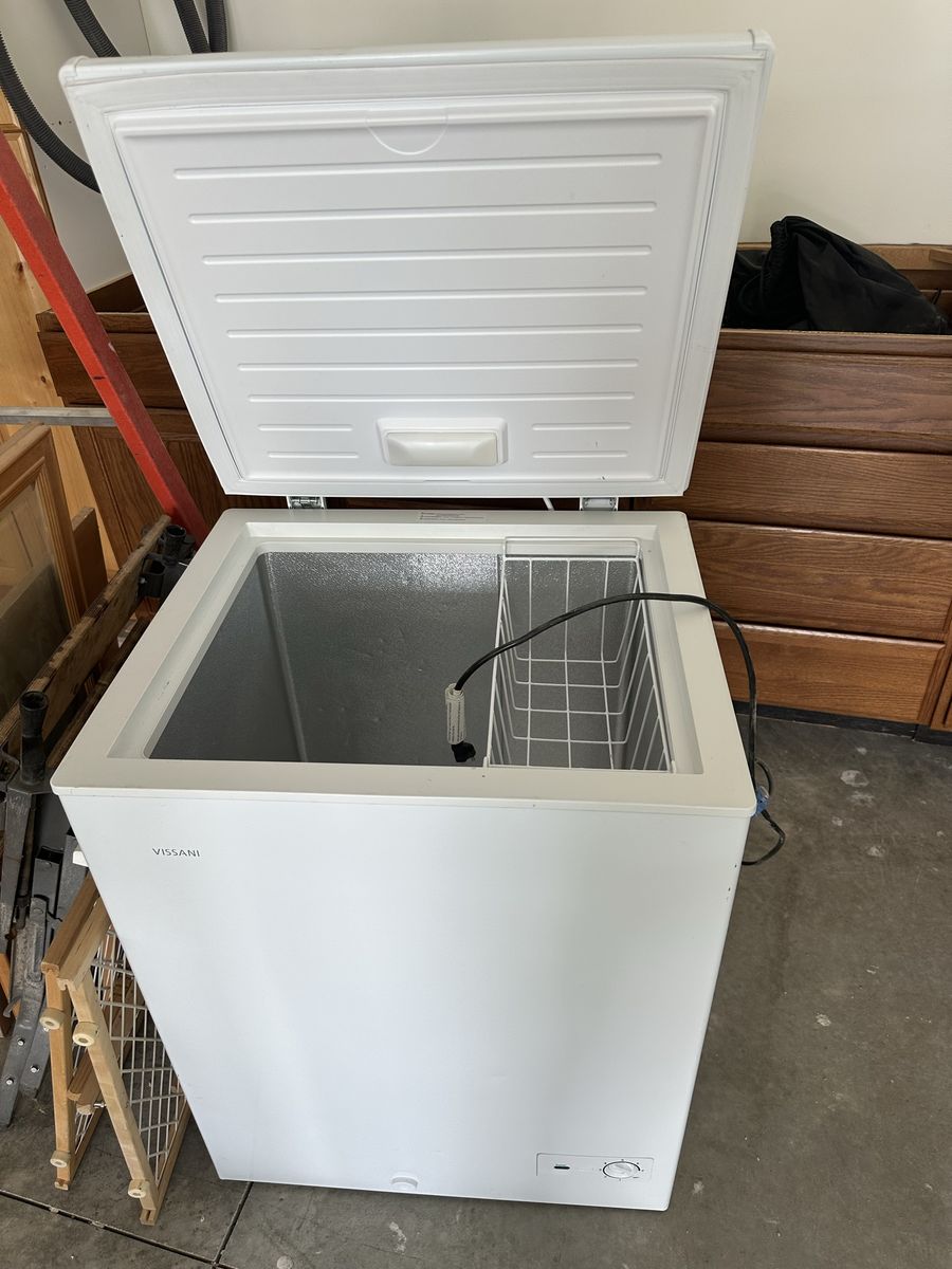 VISSANI White Chest Freezer with Adjustable Temperature Control