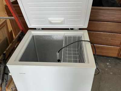 VISSANI White Chest Freezer with Adjustable Temperature Control