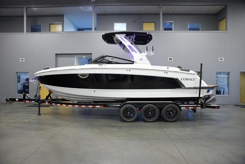 2025 Cobalt R8 SURF Boats