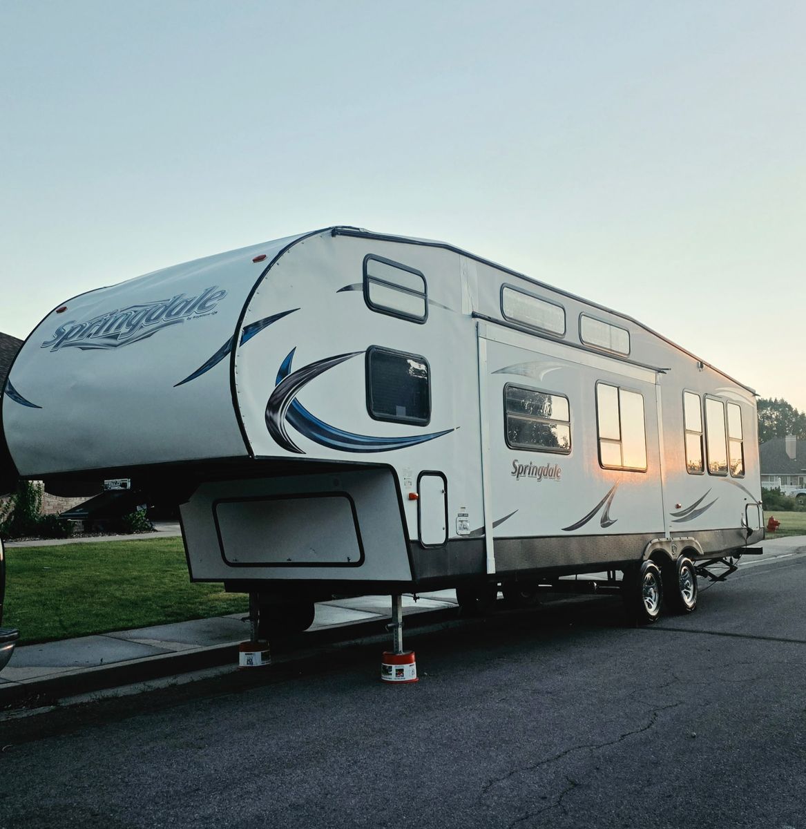 Keystone Springdale 5th Wheel Travel Trailer - Spacious RV for Adventure