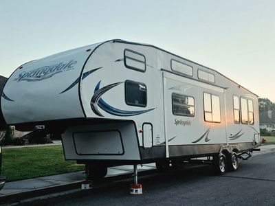 Keystone Springdale 5th Wheel Travel Trailer - Spacious RV for Adventure