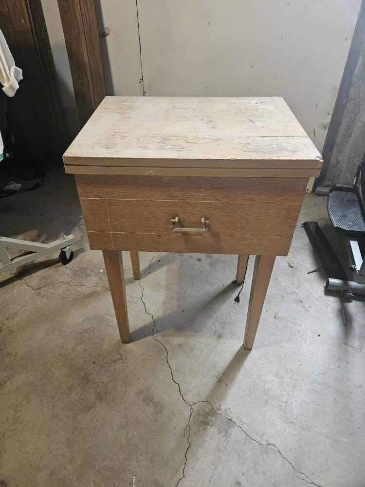 Sewing machine cabinet