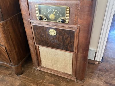Old Zenith console radio and cabinet. I don’t know anything about it. Been used as a nightstand!