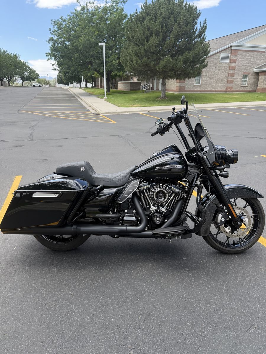Harley-Davidson Road King Special: Black, M8 114 engine, 2200 miles, ready to ride.