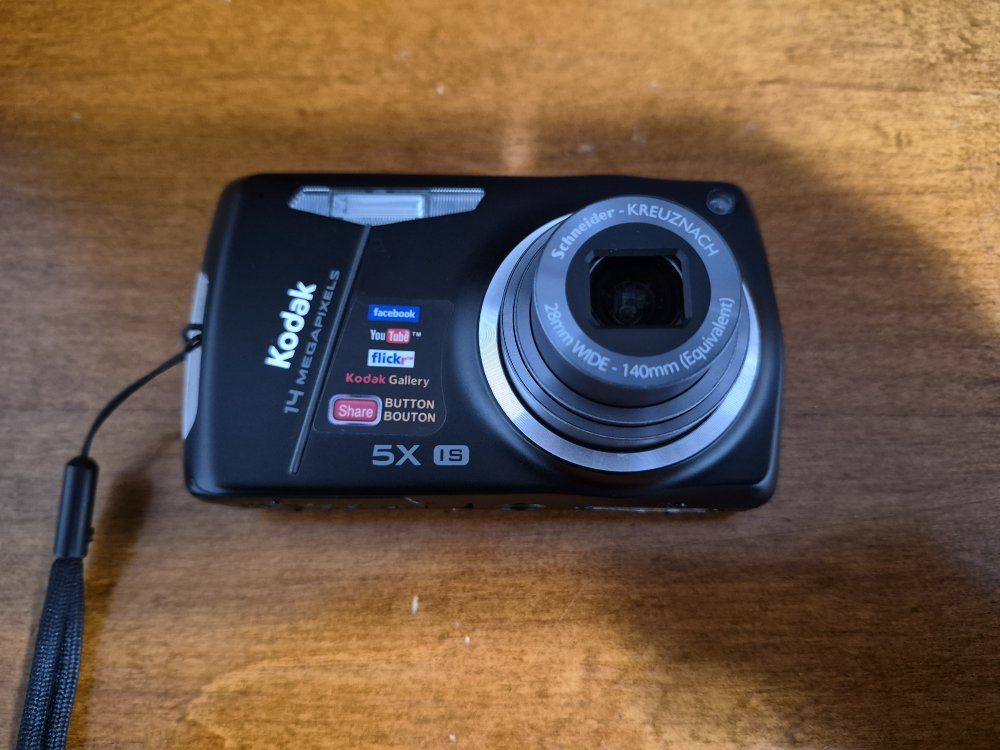 Kodak EasyShare M575 14.0MP Compact Digital Camera with SD Card, Battery & Charger. Tested. Excellent Conditions! 