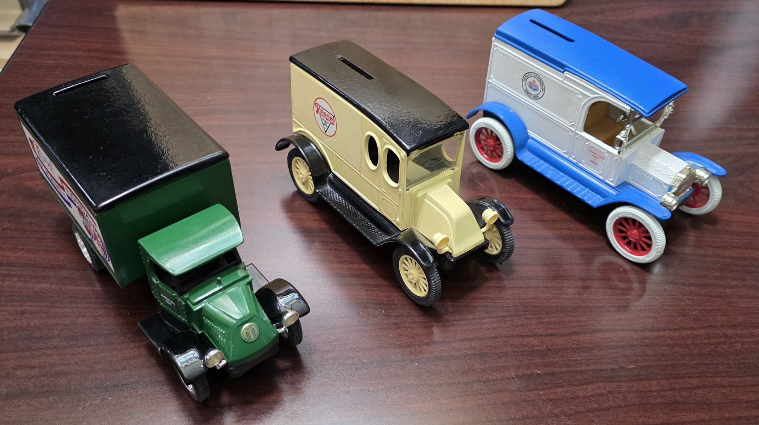 ERTL 1/25 Scale Vintage Truck Banks, read all description.