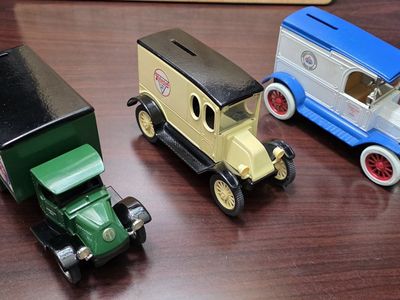 ERTL 1/25 Scale Vintage Truck Banks, read all description.