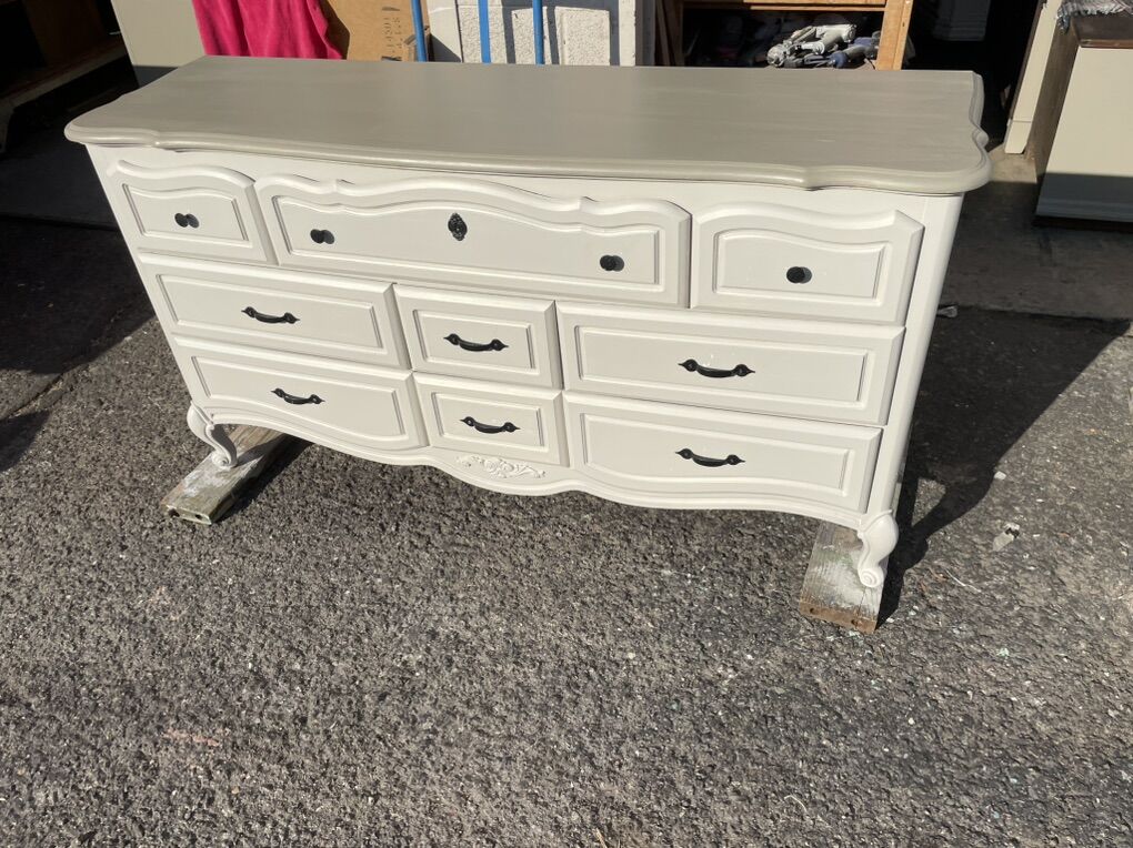 DRESSER 9 Drawers