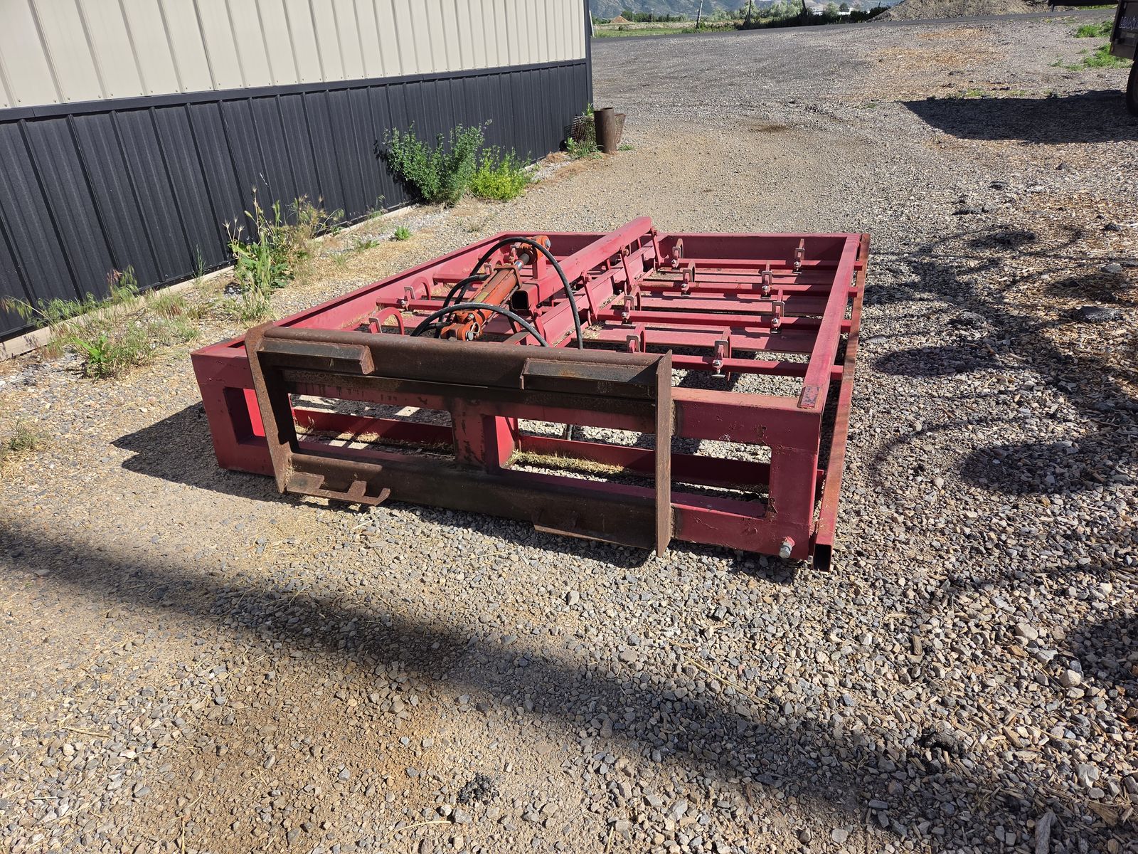 Skidsteer hay bale accumulater