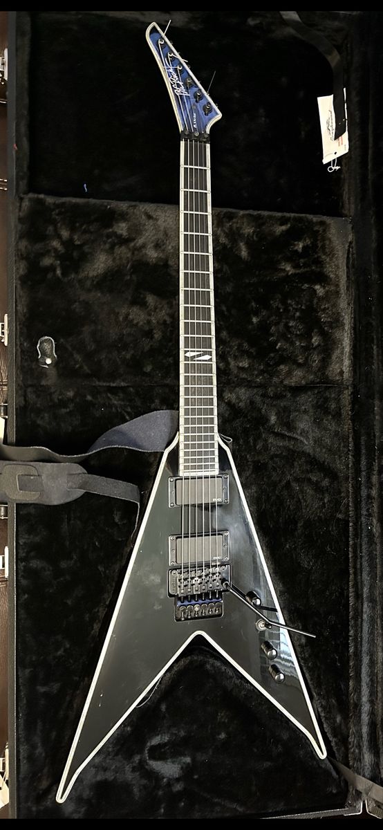 B.C. Rich NJ Deluxe Jr. V Electric Guitar Onyx With Hard Case