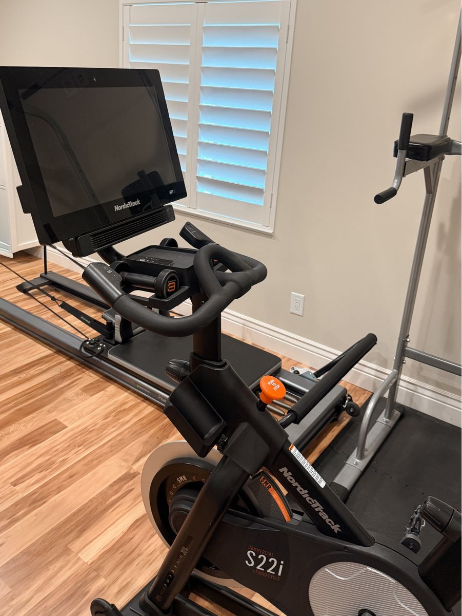 NordicTrack Commercial S22i Studio Cycle – 22" HD Screen – Excellent Condition