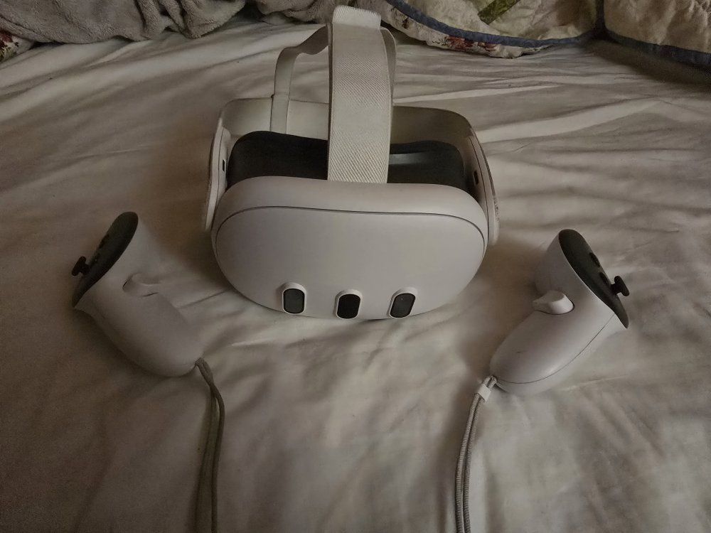 Meta Quest 3 VR Headset and Controllers - White - Virtual Reality Gaming