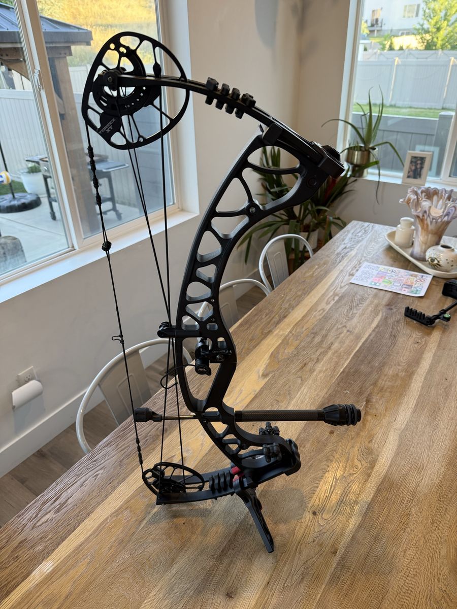 Hoyt Torrex XT Compound Bow Package + Easton Arrows (No Sight)