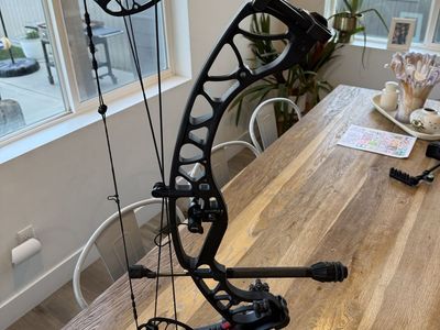 Hoyt Torrex XT Compound Bow Package + Easton Arrows (No Sight)