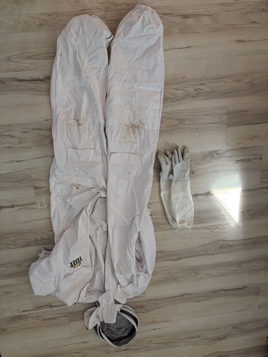 Beekeeping Suit and Gloves - Full Body Protection for Beekeepers