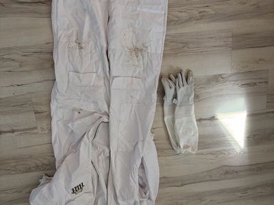 Beekeeping Suit and Gloves - Full Body Protection for Beekeepers