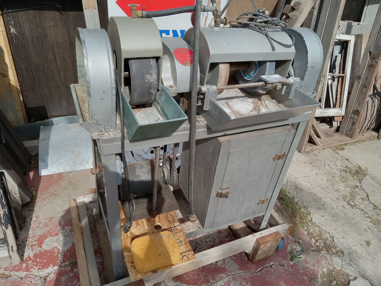 Vintage Classic Lapidary HIGHLAND E-52 (Cuts,shapes, polish stones- rocks (can deliver)