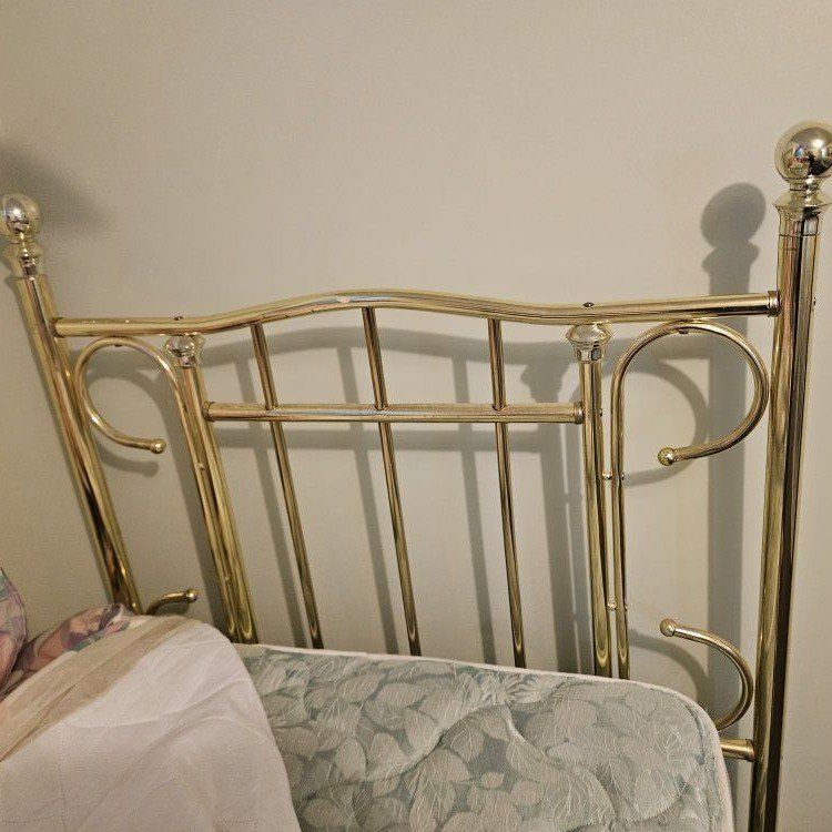 Vintage Brass Twin Bed Frame, Headboard & Footboard. Mattress & box. Estate Sale