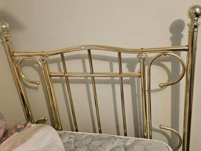 Vintage Brass Twin Bed Frame, Headboard & Footboard. Mattress & box. Estate Sale