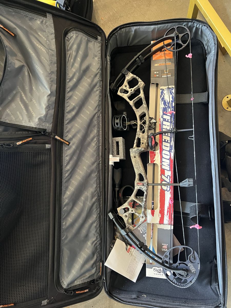 Right hand PSE women’s compound bow w case