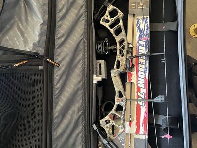 Right hand PSE women’s compound bow w case