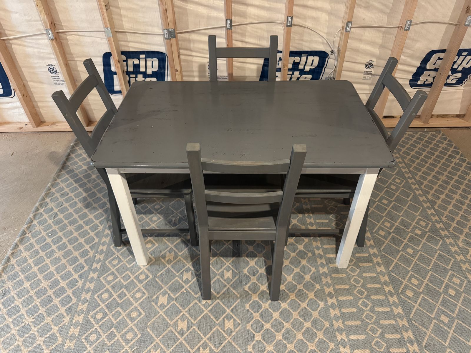 Table with 4 chairs
