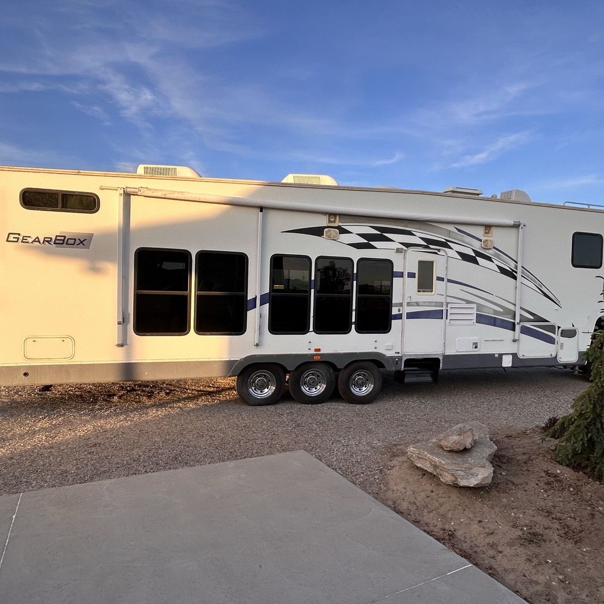 2006 Gearbox 385 FS2G 5th Wheel Toy Hauler Tunnel Style Garage with 2 Slides