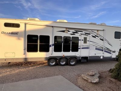 2006 Gearbox 385 FS2G 5th Wheel Toy Hauler Tunnel Style Garage with 2 Slides
