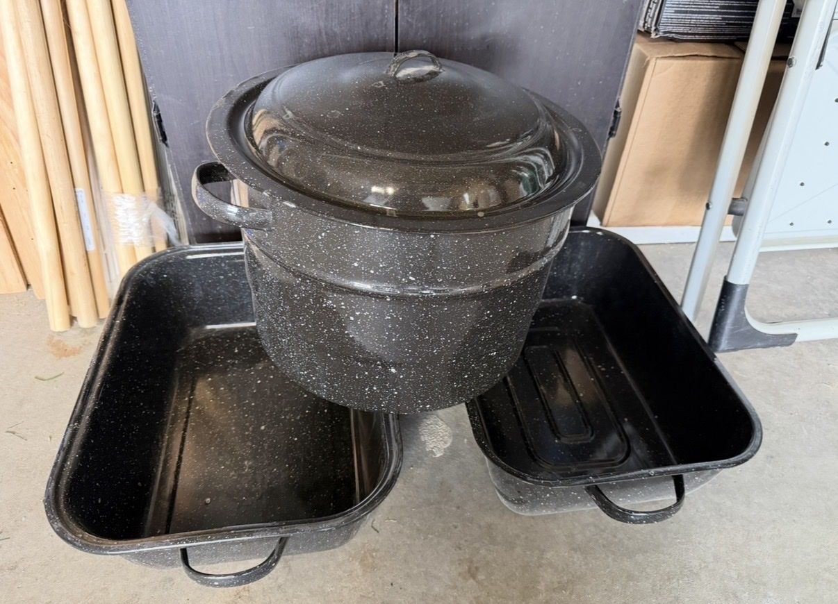 Black speckled enamel roasting pot and 2 pans cookware set