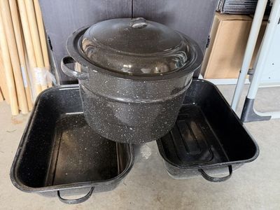 Black speckled enamel roasting pot and 2 pans cookware set