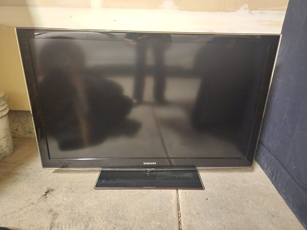 Samsung LN46C610N1F 46-inch LCD TV - Black with Swivel Stand