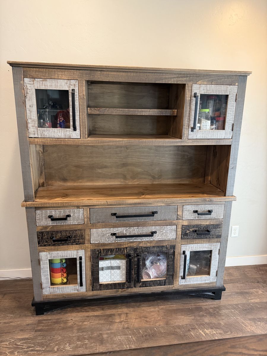 Buffet & Hutch in Brown (Loft Brown Collection)