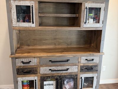 Buffet & Hutch in Brown (Loft Brown Collection)
