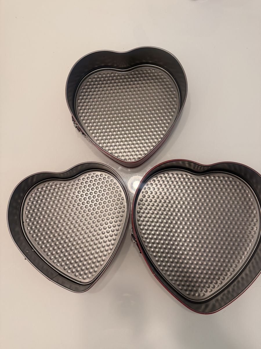 3-Piece Heart-Shaped Springform Cake Pan Set Non-Stick Red