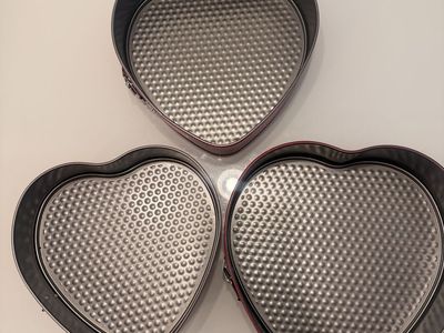 3-Piece Heart-Shaped Springform Cake Pan Set Non-Stick Red